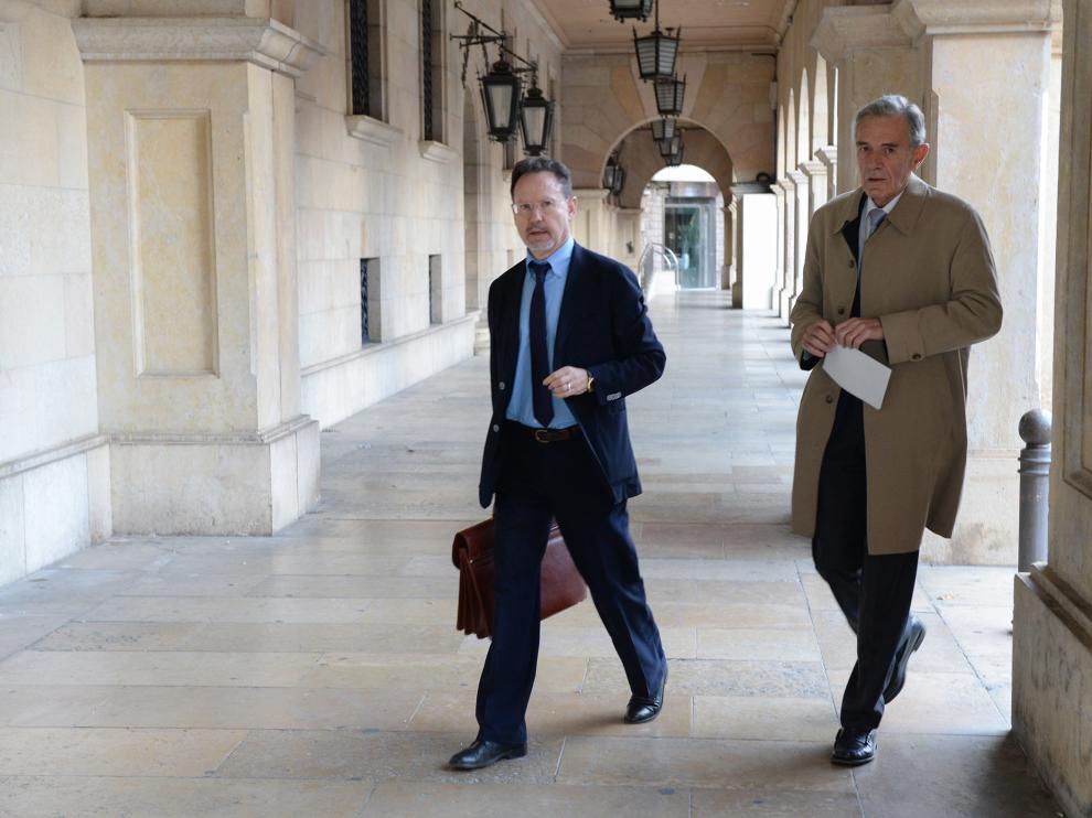 Rogelio Castaño, jefe servicios agropecuarios de la Diputación Provincial de Teruel, junto a su abogado.