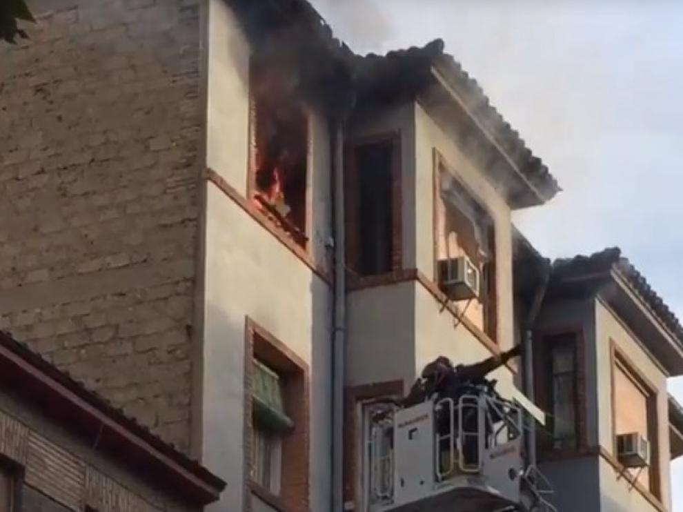 Los bomberos trabajando en el incendio este jueves.