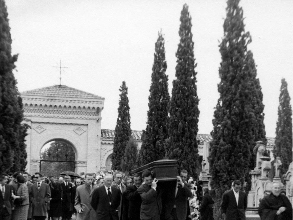 Imagen antigua de la puerta principal del cementerio de Torrero y andador Costa
