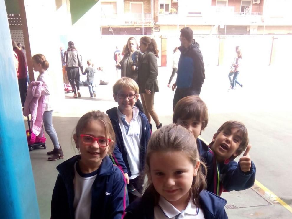 Niños que van a comer y recibir clases a la academia Funtastic School.