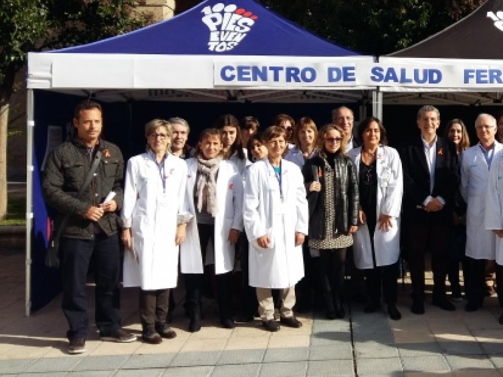El consejero de Sanidad con voluntarios y profesionales del centro de salud Fernando el Católico en el Día Mundial del Ictus.