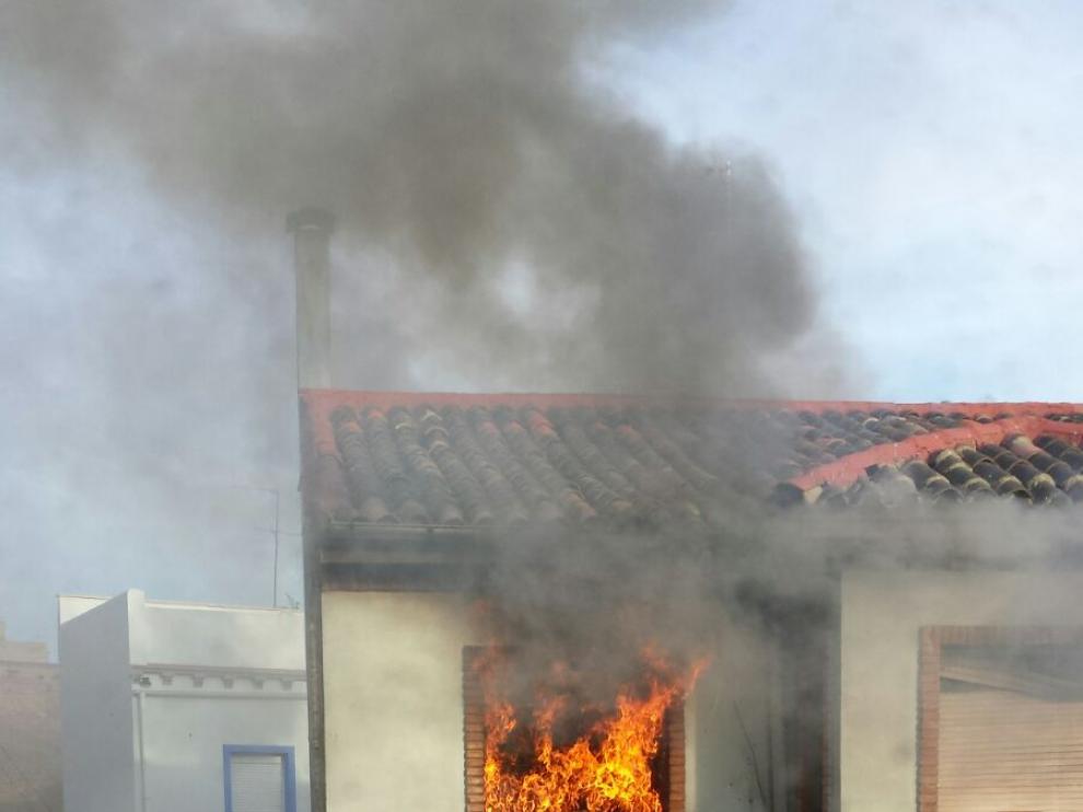 Incendio de una vivienda visto desde la calle Valimaña.