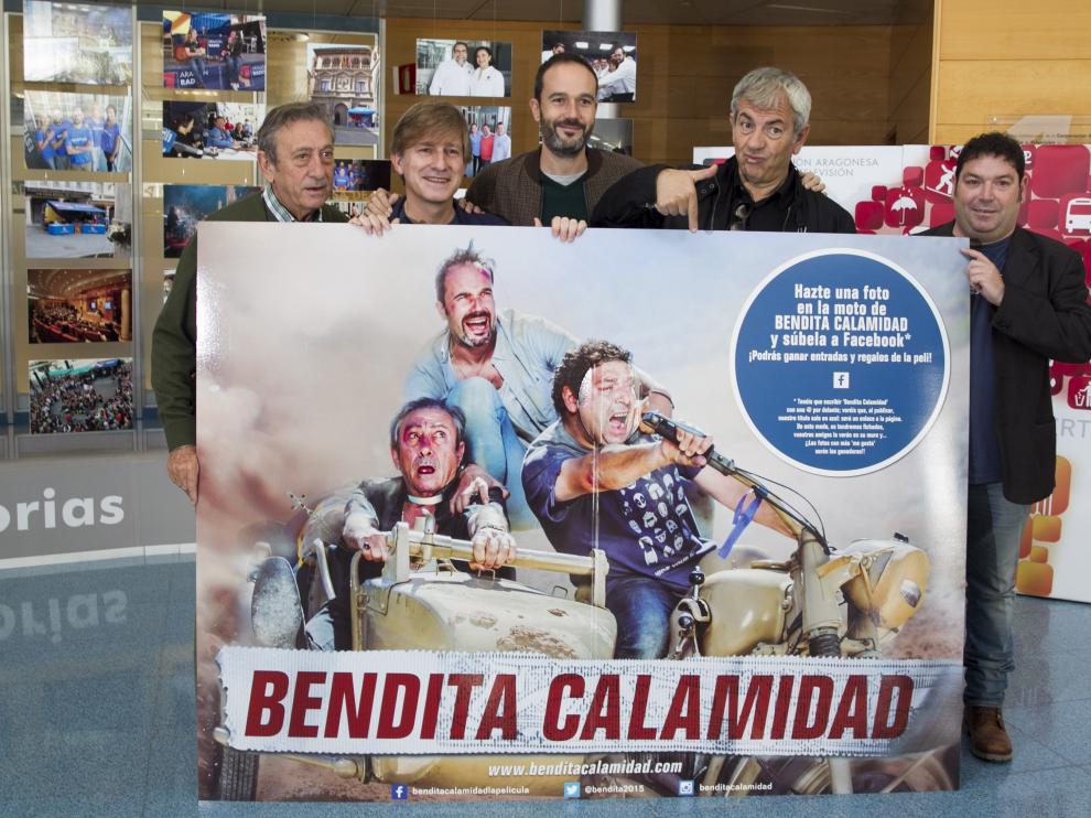 Los actores Luis Varela (i), Nacho Rubio (c), Carlos Sobera (2d) y Jorge Asín (d) y el director Gaizka Urresti (2i) posan con un cartel en la presentación de la película 'Bendita calamidad'