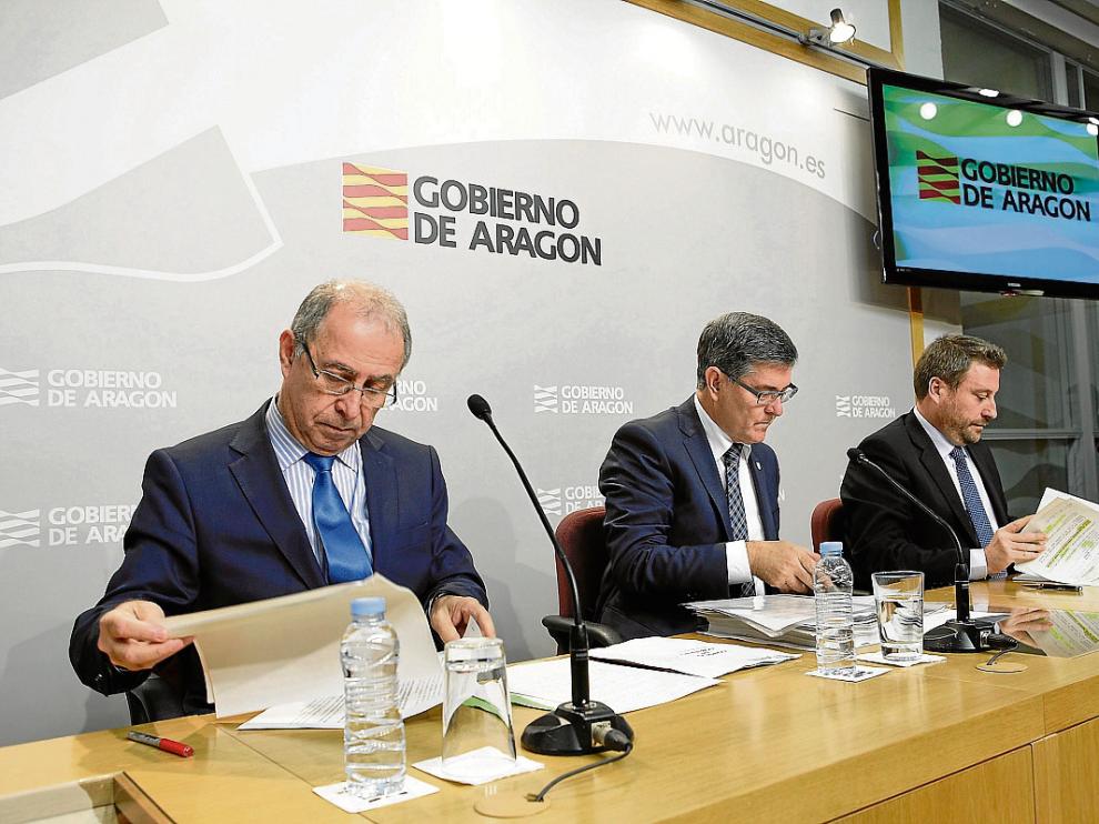 Los consejeros Fernando Gimeno, Vicente Guillén y José Luis Soro, ayer, tras el Consejo de Gobierno.