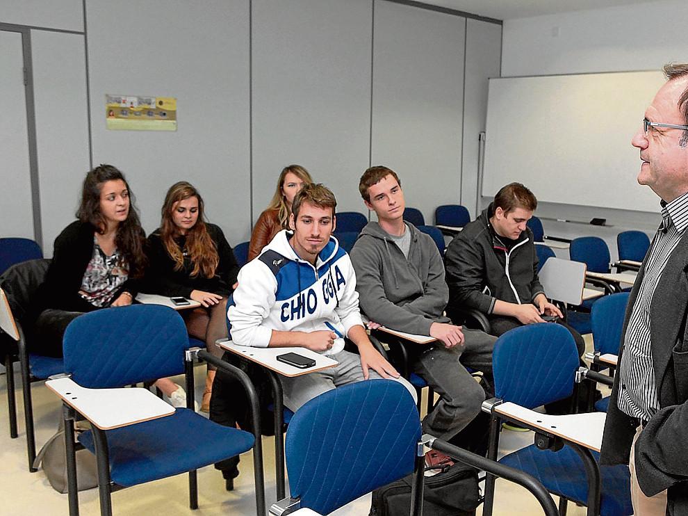 El vicerrector, José Domingo Dueñas, recibe a los alumnos extranjeros del campus de Huesca.