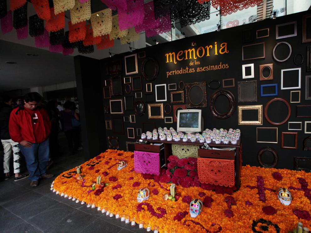 Foto de archivo de un altar mexicano por los periodistas asesinados