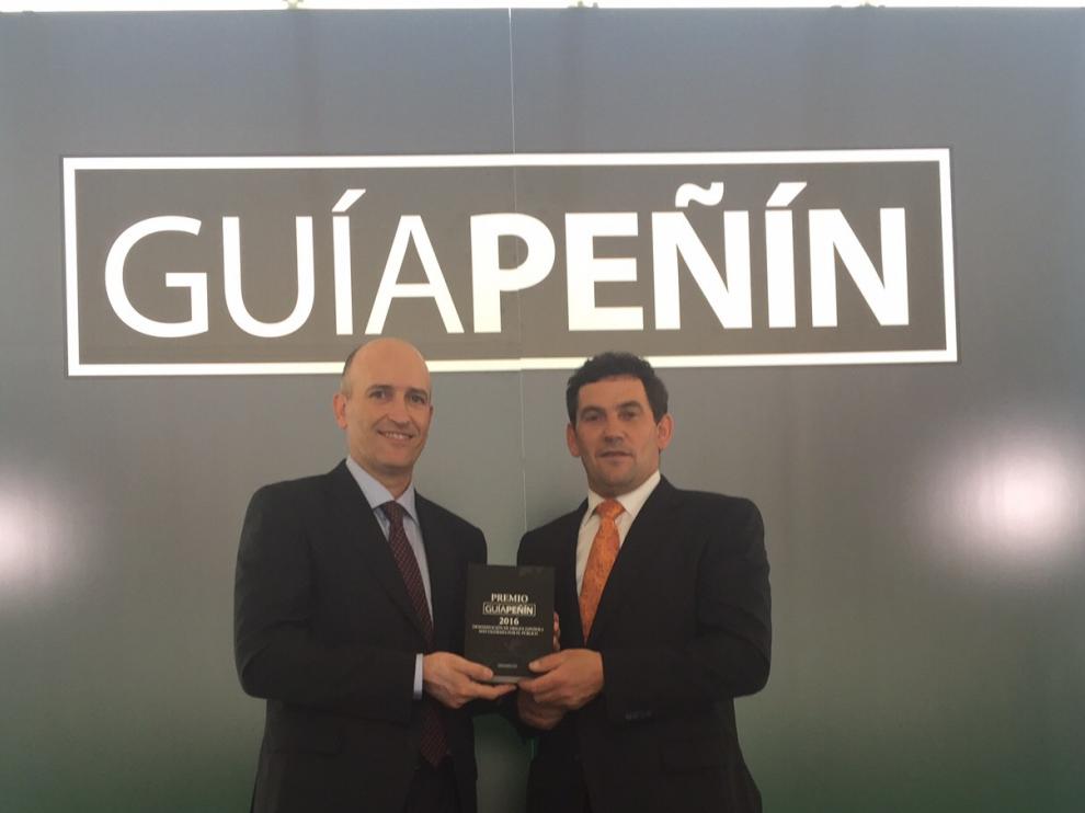 José Ignacio Gracia, secretario del Consejo Regulador, y Eduardo Ibáñez, presidente del Consejo Regulador, con el premio.