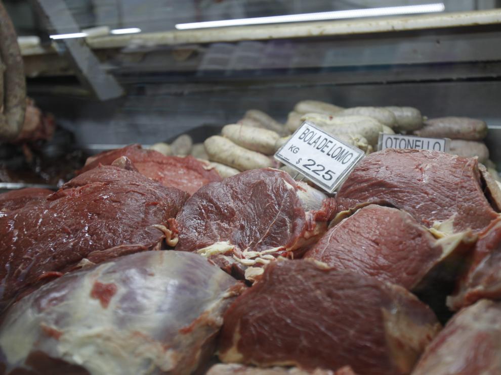 Cortes de carne en la carnicería de un supermercado.