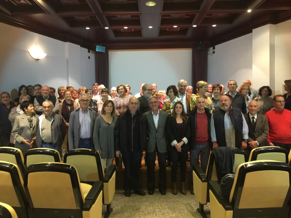 Alumnos de Barbastro con el director y la teniente de alcalde Sonia Lasierra.