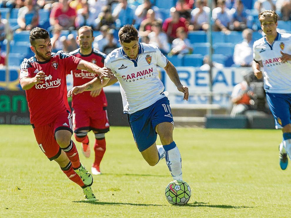 Jaime conduce el balón ante la mirada lejana de Wilk en el duelo ante el Osasuna. Ambos, lesionados de gravedad, se pierden la temporada.