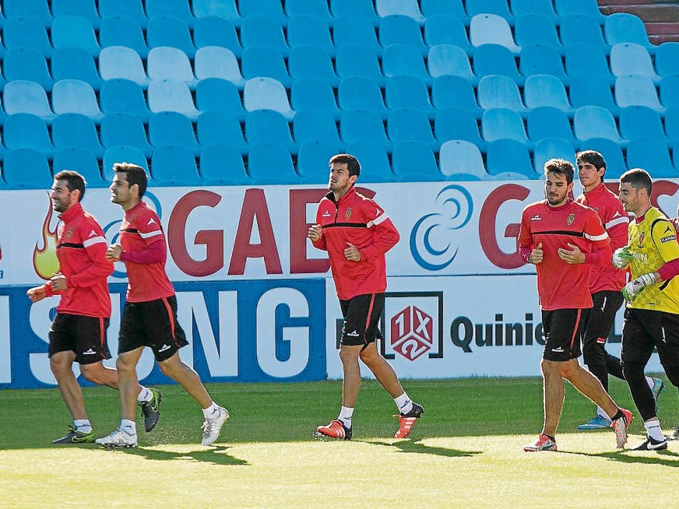 La plantilla zaragocista, en plena carrera durante el entrenamiento de ayer viernes en La Romareda.