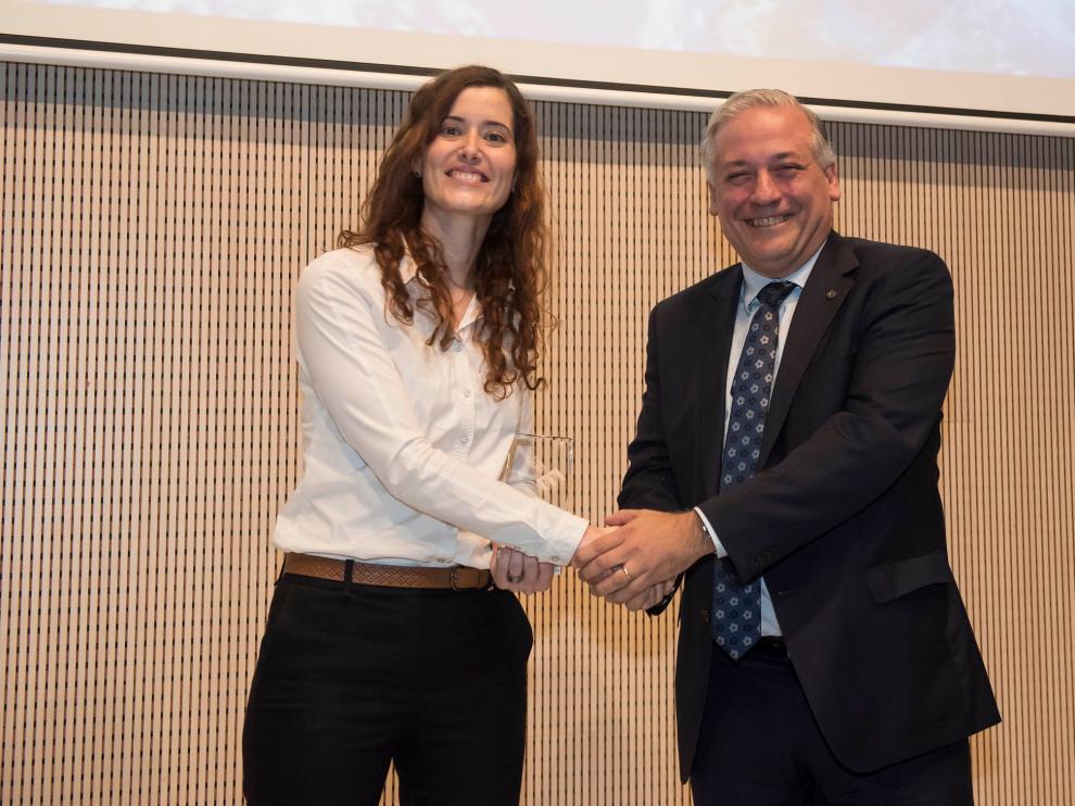 Belén Masiá recibe el premio de manos de Carlos Perdiguer, director de Márquetin de BSH Electrodomésticos España.