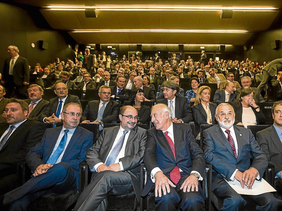 Idom reunió a una nutrida representacion del empresariado y la política aragoneses.
