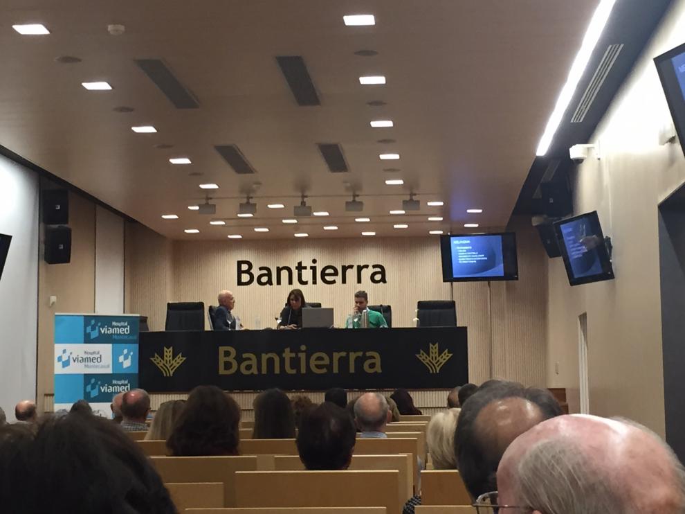 Los ponentes durante el desarrollo de la conferencia 'Cáncer de piel: tipos, prevención, diagnóstico y tratamiento'.
