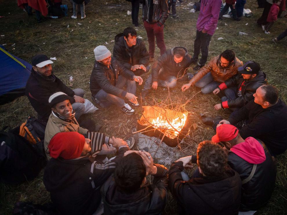 Refugiados intentan calentarse esta semana en la frontera entre Austria y Eslovenia.
