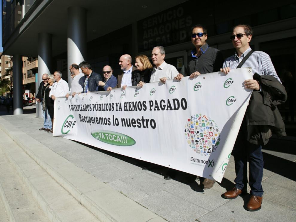 Los delegados sindicales de CSI·F se han concentrado ante la sede del Salud en Zaragoza.