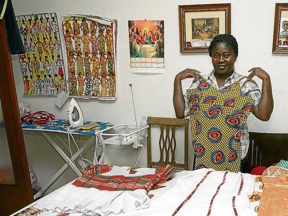 La creadora africana Mabel Agayapong enseña algunos de sus vestidos.