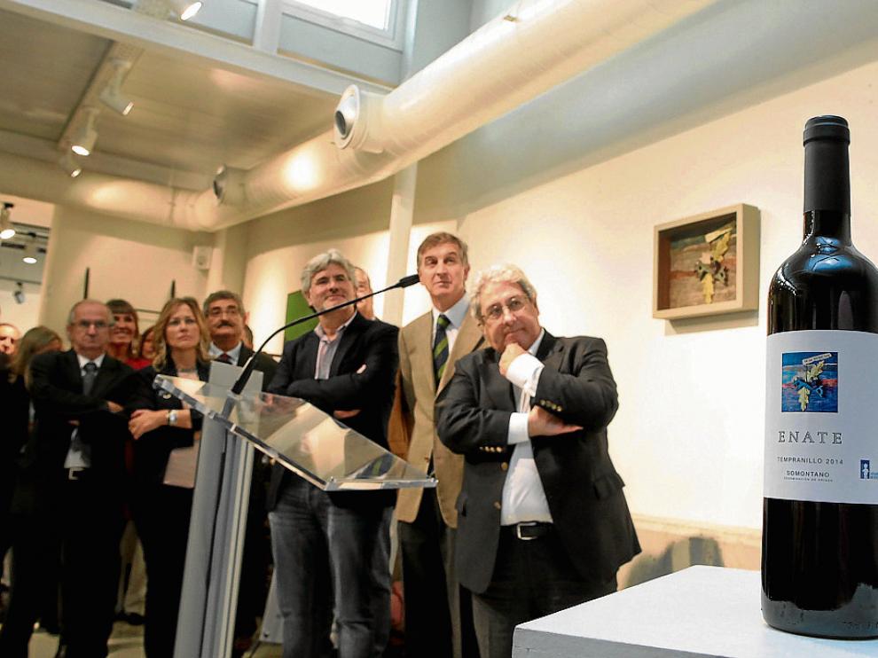 Miguel Ángel López y Lorenzo Torrente a la derecha en la presentación del vino solidario.
