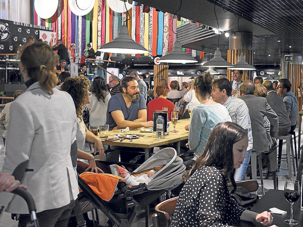 Ayer por la tarde, el nuevo mercado gastronómico estaba muy concurrido.
