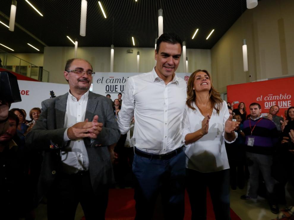 Pedro Sánchez con Susana Sumelzo y Javier Lambán en una visita a Zaragoza