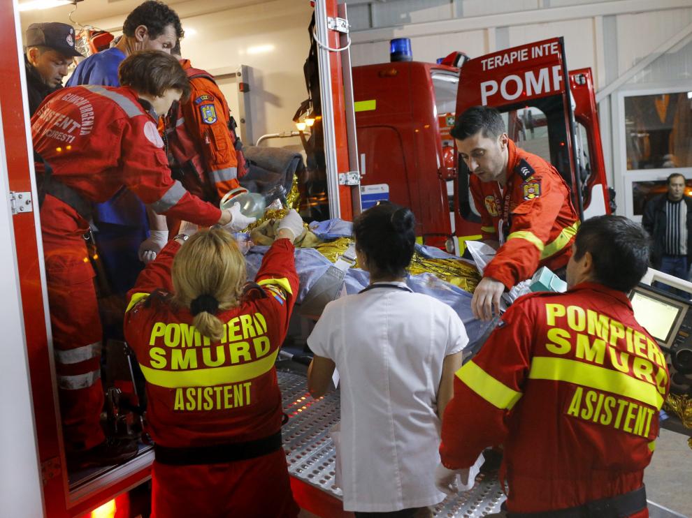 Una herida es trasladada en ambulancia.