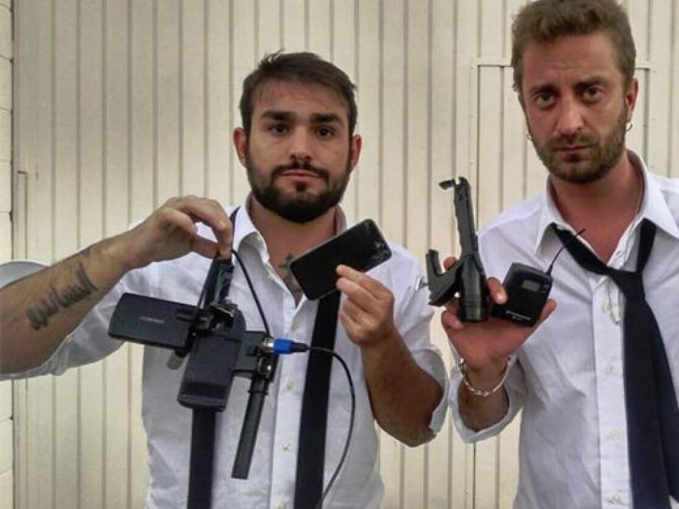 Los periodistas muestran sus equipos.