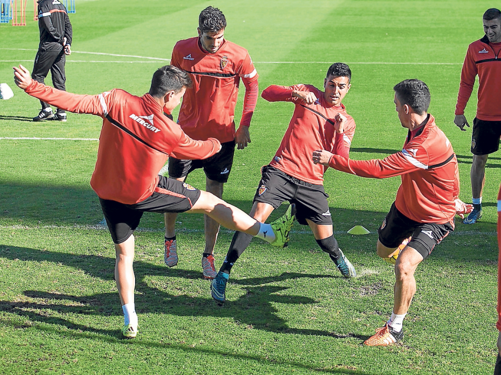 Ángel y Pedro, dos novedades hoy en el equipo por distintas causas, juegan un rondo con Ortí, Cabrera, Rico y Morán.