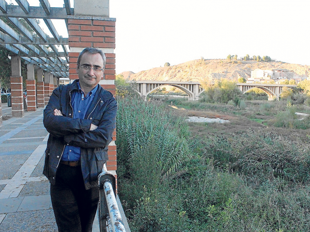 El alcalde de Fraga, Miguel Luis Lapeña, junto al cauce del Cinca para el que pide medidas.