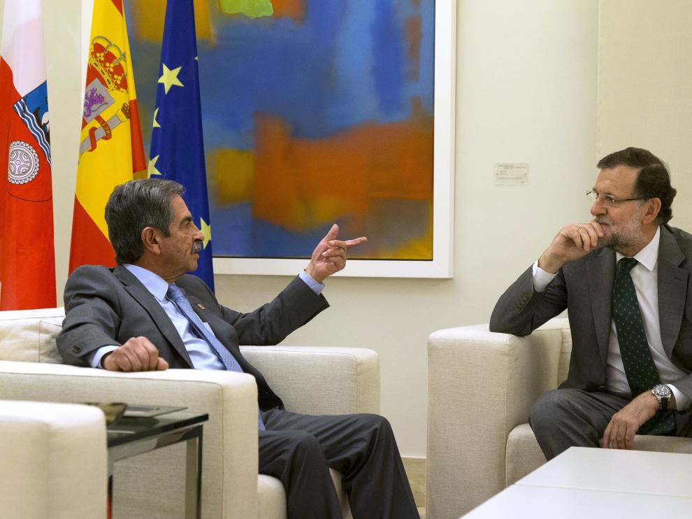 Mariano Rajoy se reune con Revilla.