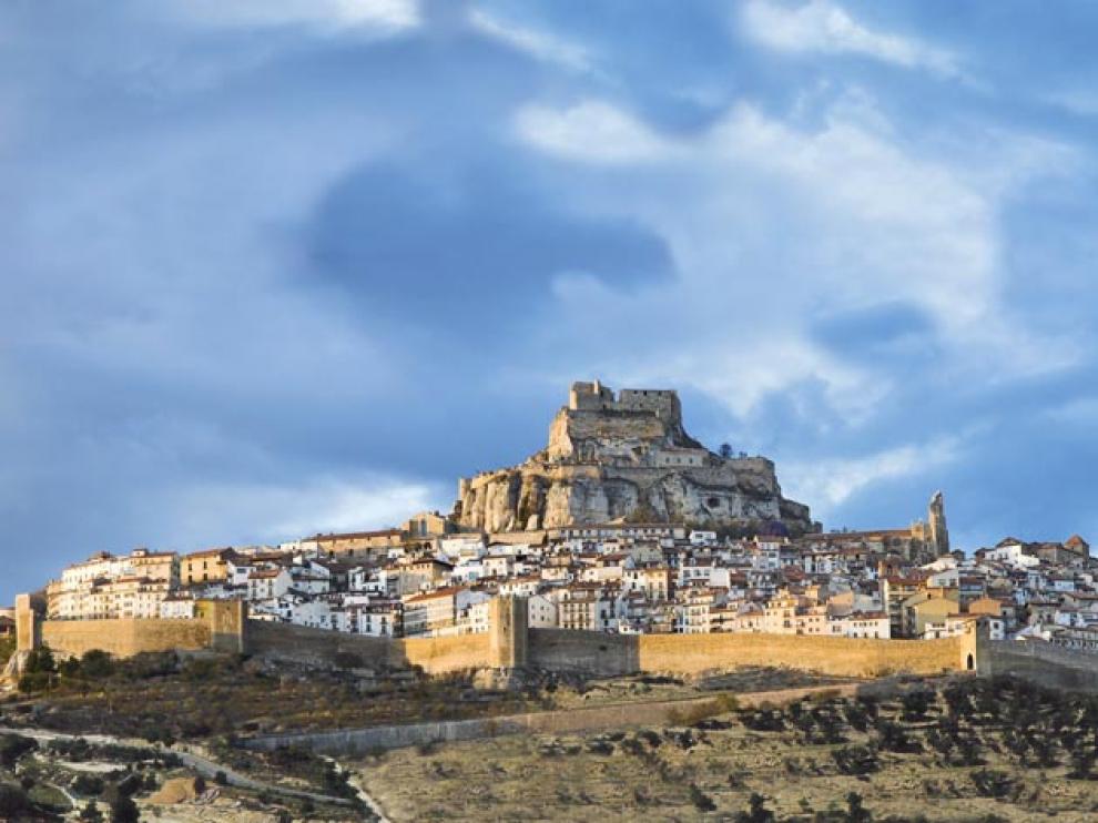 El castillo domina la localidad desde las alturas.