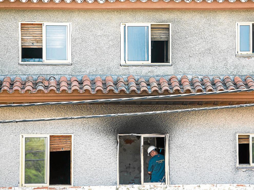 Un especialista de la Guardia Civil recogía pruebas en la habitación donde se originó el incendio.