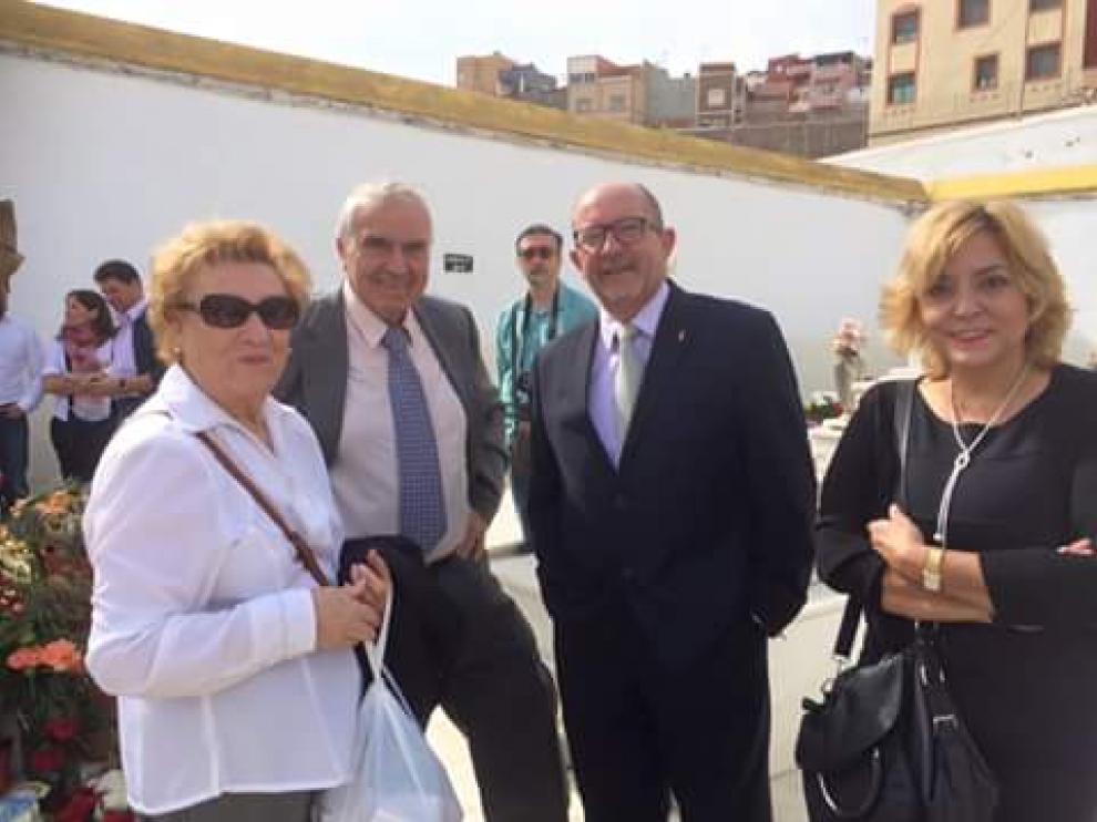 De izquierda a derecha, José Benito y su esposa y Jesús Candil y su esposa, en el cementerio de Melilla el pasado día 1.