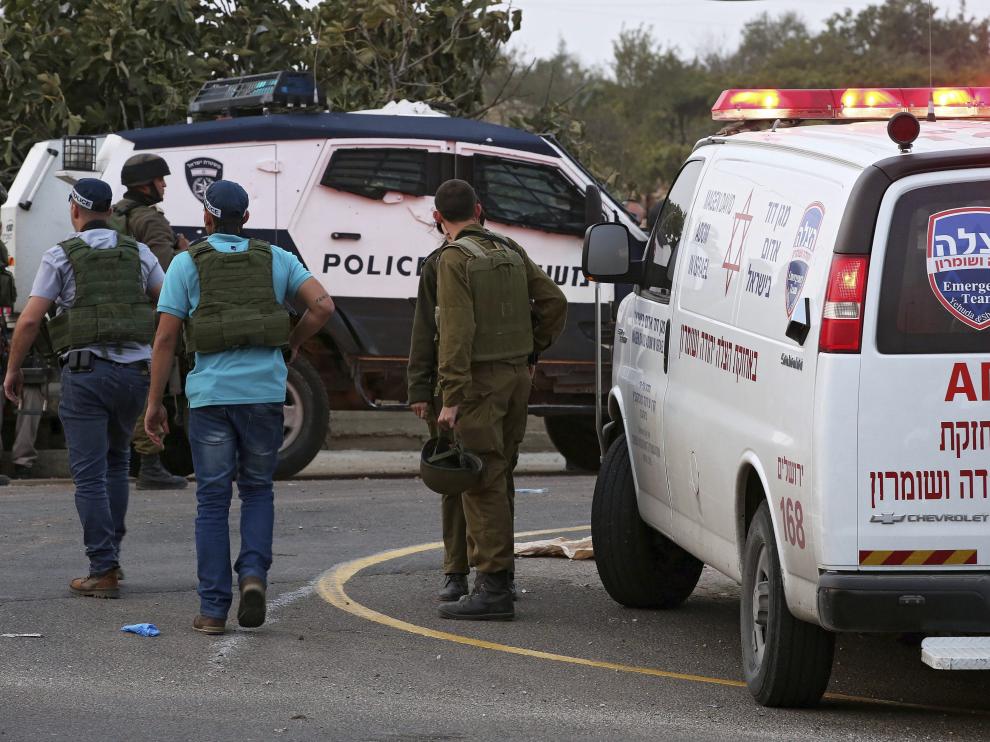 Agentes de seguridad acuden a la zona para trasladar al israelí herido al hospital más cercano.