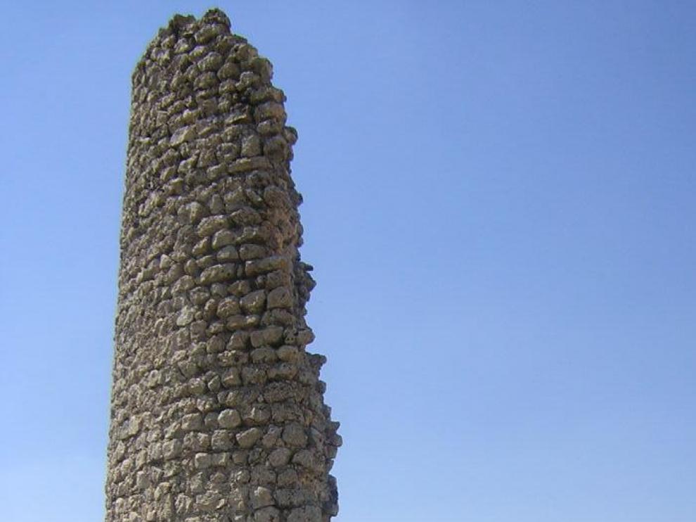 La atalaya, de planta circular y con 7,5 metros de altura y 5 metros de diámetro, solo conserva la mitad de su perímetro.