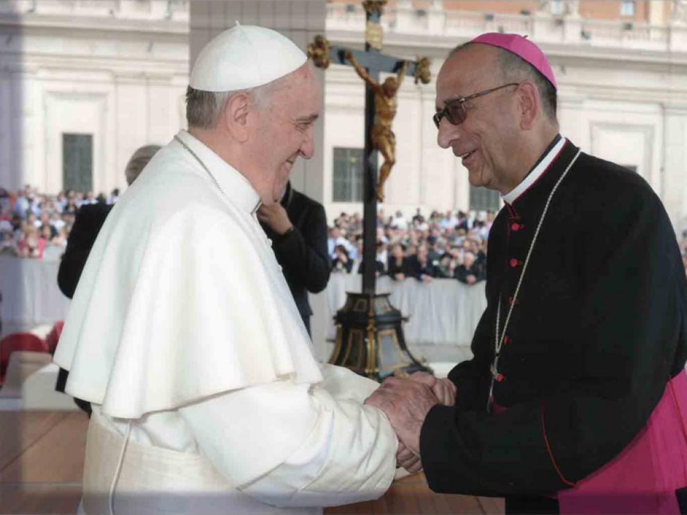 El papa Francisco saluda a Juan José Omella, en marzo de 2014.