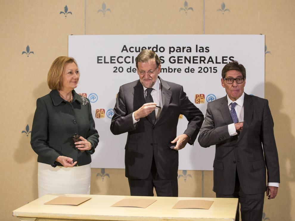 Rudi, Rajoy y Aliaga durante la firma del acuerdo PP-PAR en las últimas elecciones.