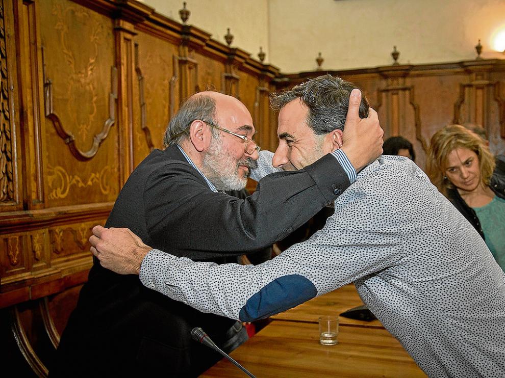 Yagüe dcha. se despidió con un caluroso abrazo del alcalde de Calatayud, José Manuel Aranda.