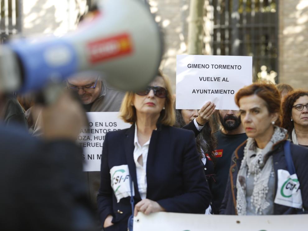 Protesta sindical celebrada esta mañana ante el edificio Pignatelli para exigir la devolución del 75% de la extra de 2012.