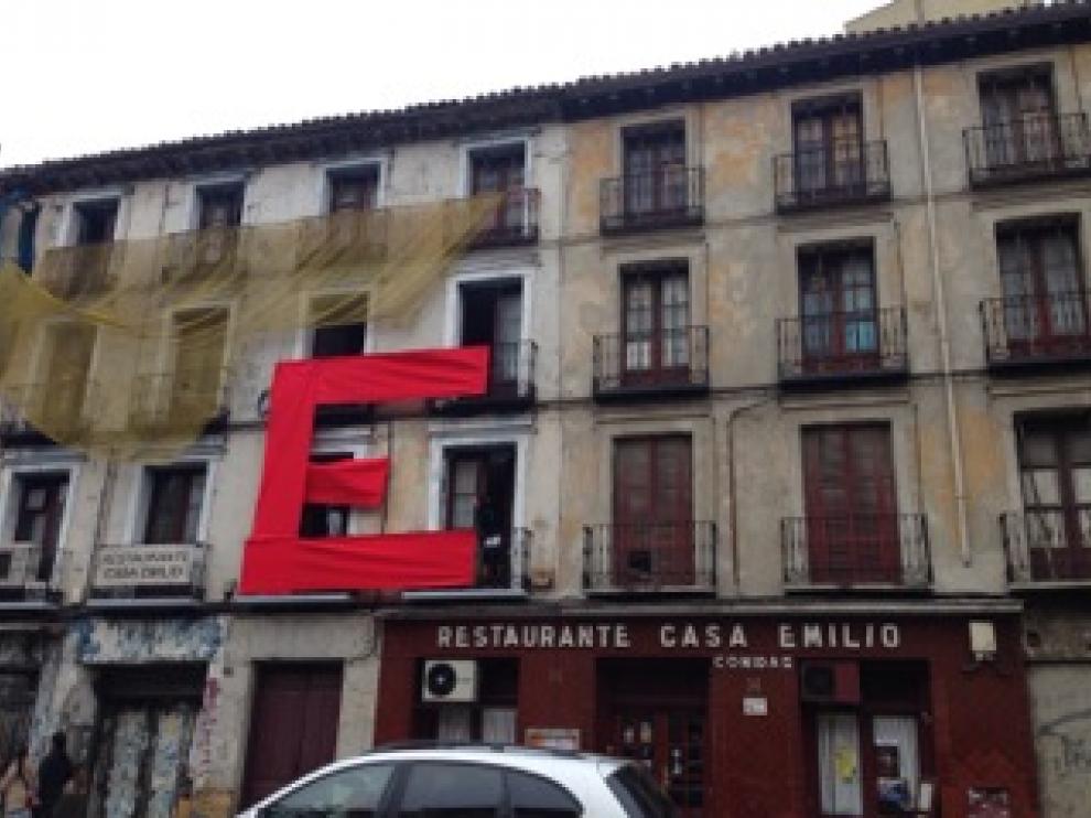 Colocación de la "E" gigante en la fachada de Casa Emilio.