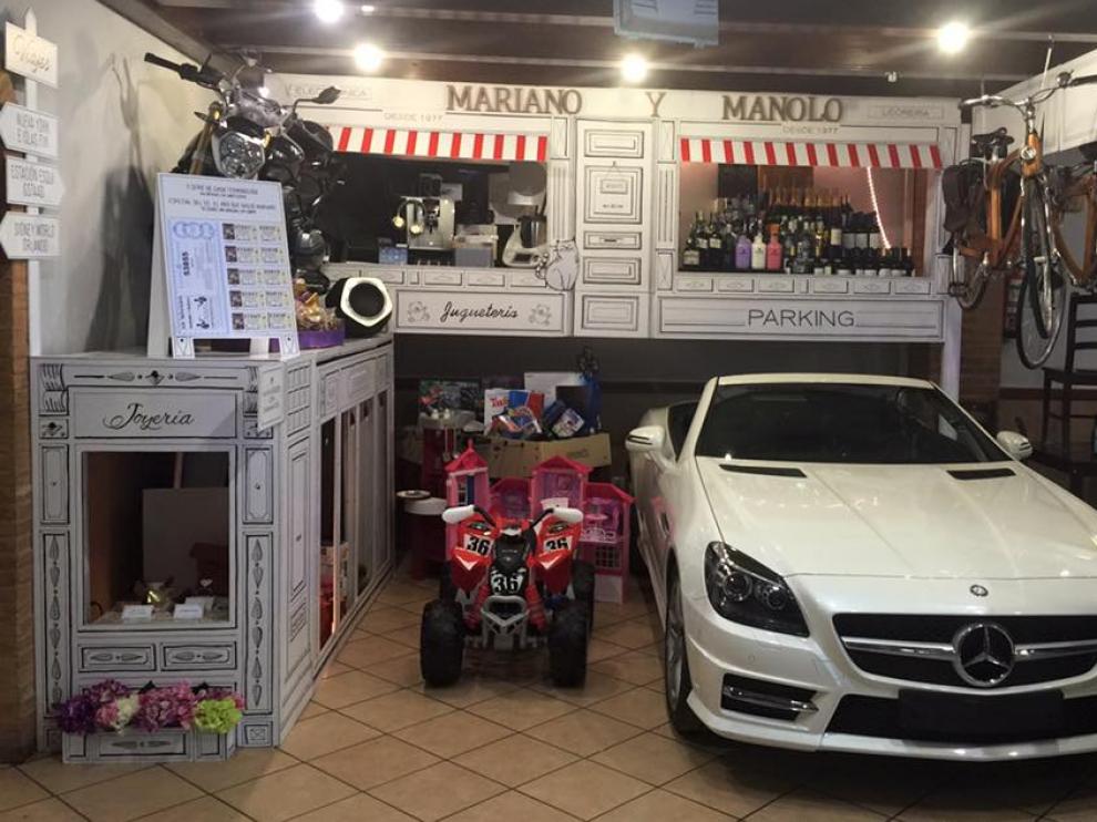 El Mercedes SLK, uno de los premios de esta gran cesta, dentro del establecimiento.