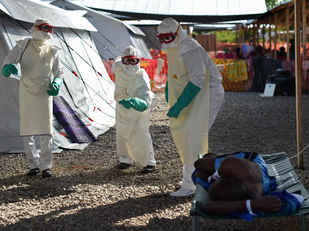 Trabajadores sanitarios asisten a un paciente con ébola en un centro de tratamiento de Sierra Leona.