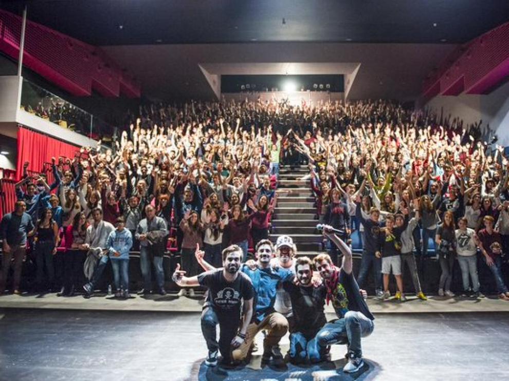 Los 'youtubers' Wismichu y Auronplay con sus seguidores en la Teatro de las Esquinas.