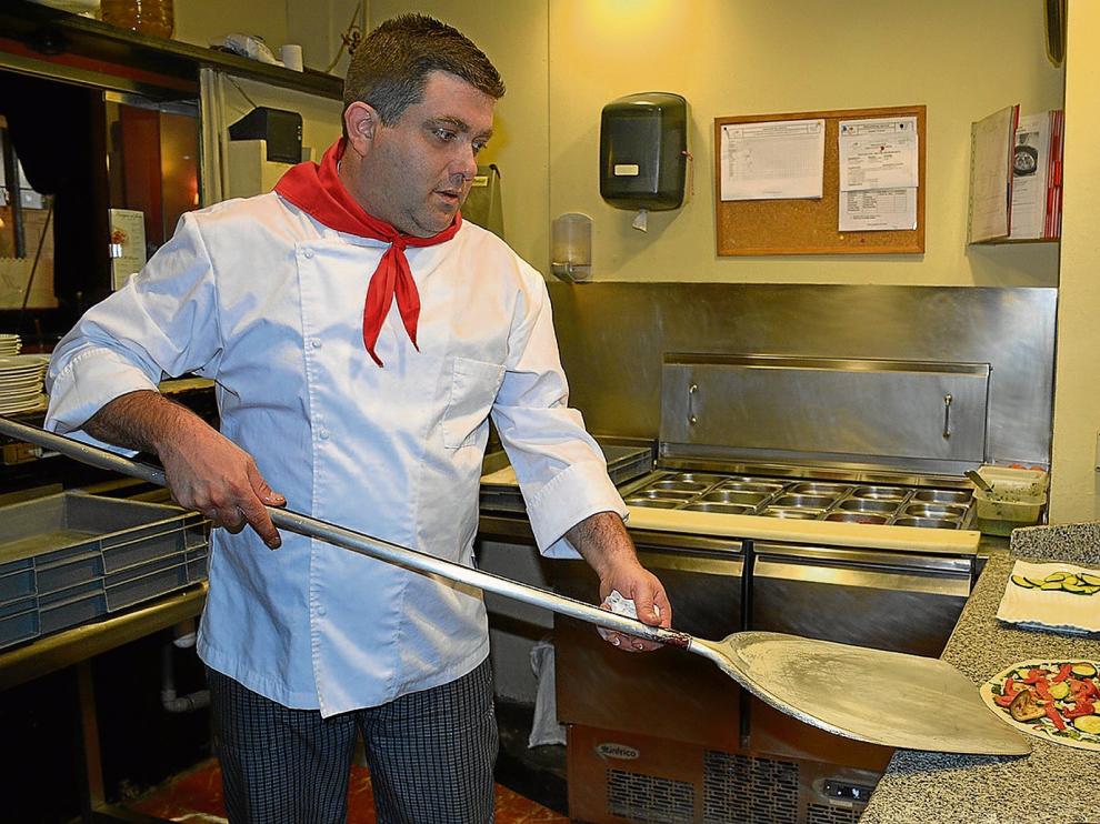 Ángel Vinués, preparando la pizza de la receta en la Trattoria Il Principale, de la capital aragonesa.