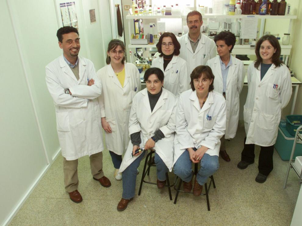 Carlos Martín Montañés y su equipo, en la Facultad Ciencias de la Universidad de Zaragoza, en marzo de 2000.