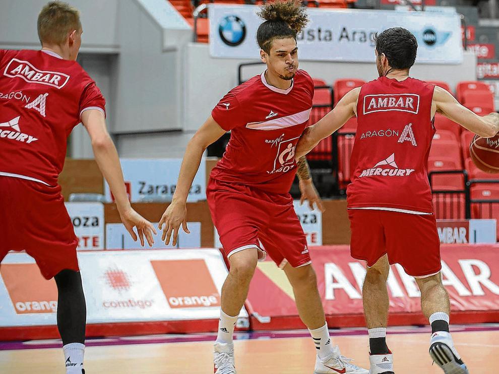 Tomás Bellas es defendido por Isaac Fotu en un entrenamiento del CAI Zaragoza.