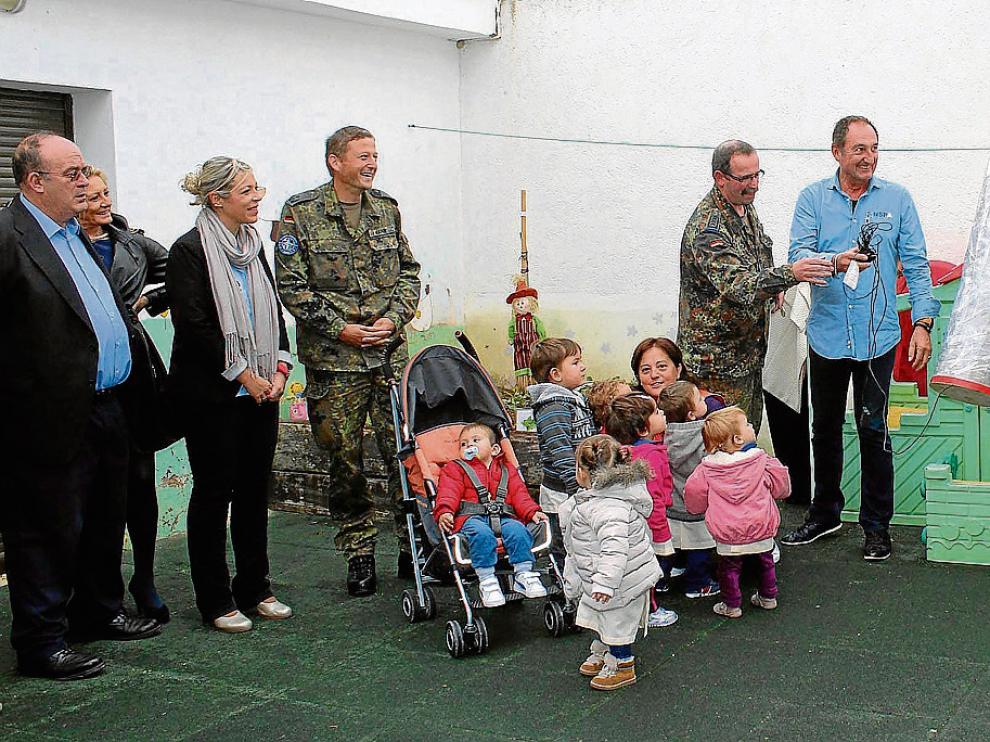 Miembros del Ejército en la escuela infantil de Perdiguera, localidad donde se entregó el dinero.