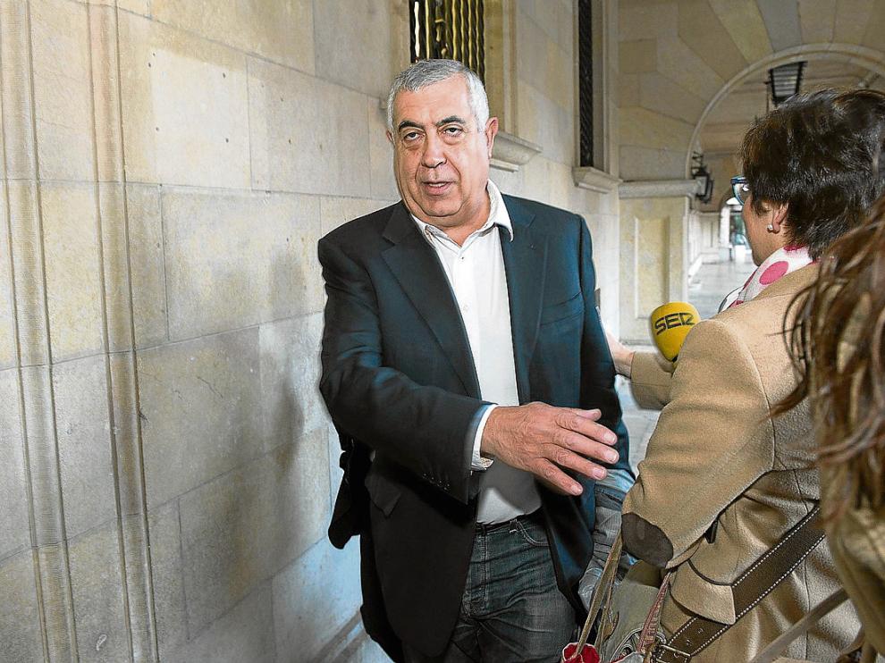 Antonio Arrufat llega a los juzgados de Teruel a primera hora de la mañana de ayer.