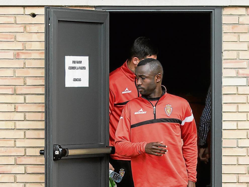 Pape Maly Diamanka abandona la sala de vídeo del Real Zaragoza antes de la sesión de ayer.