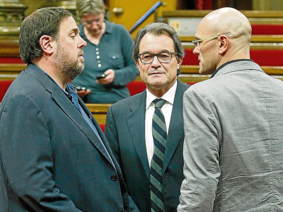 Oriol Junqueras, Artur Mas y Raül Romeva, ayer antes de la sesión de la tarde.