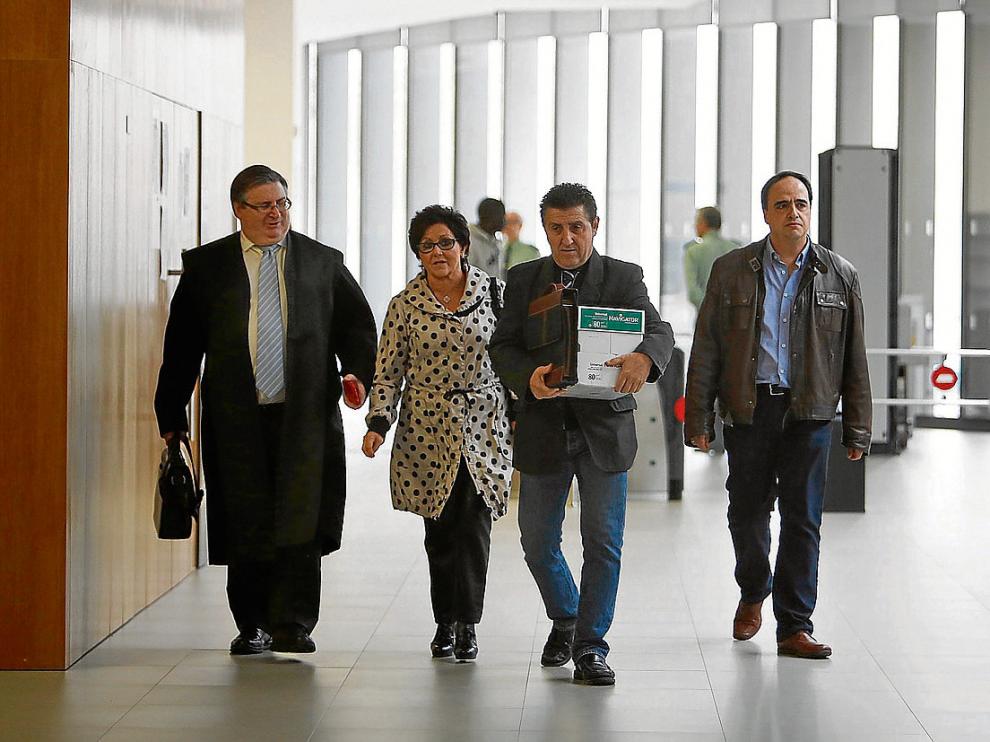 El abogado Jorge Español, los alcaldes Obdulia Gracia y Alfonso Salillas y Juan José Nieto.